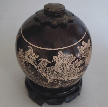 Hainan's characteristic coconut carving painting adds icing on the cake to the storage jar