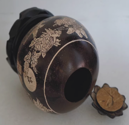 Hainan's characteristic coconut carving painting adds icing on the cake to the storage jar