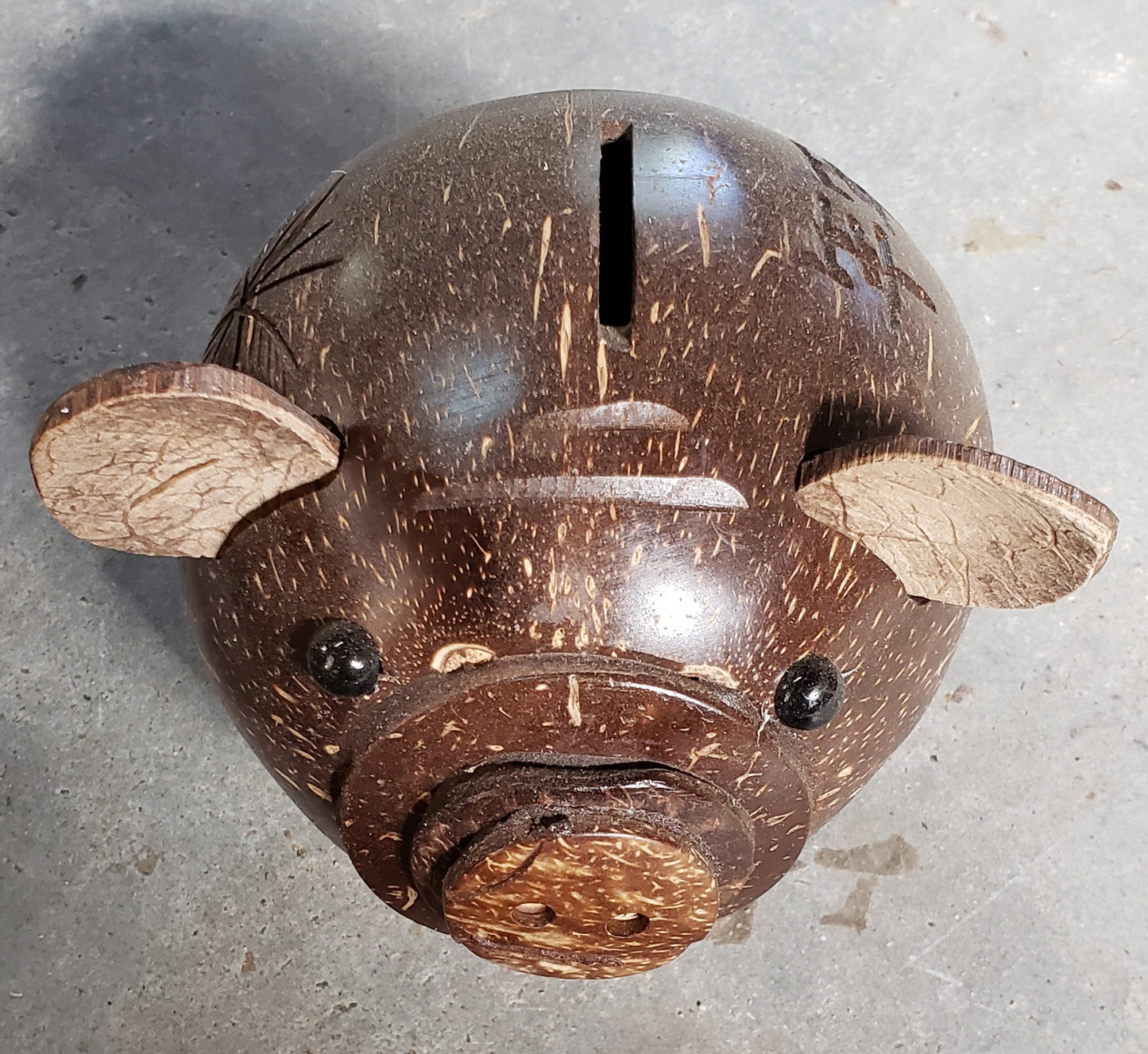 Coconut carving craft coconut shell pig piggy bank hot selling gift travel memorial home decoration